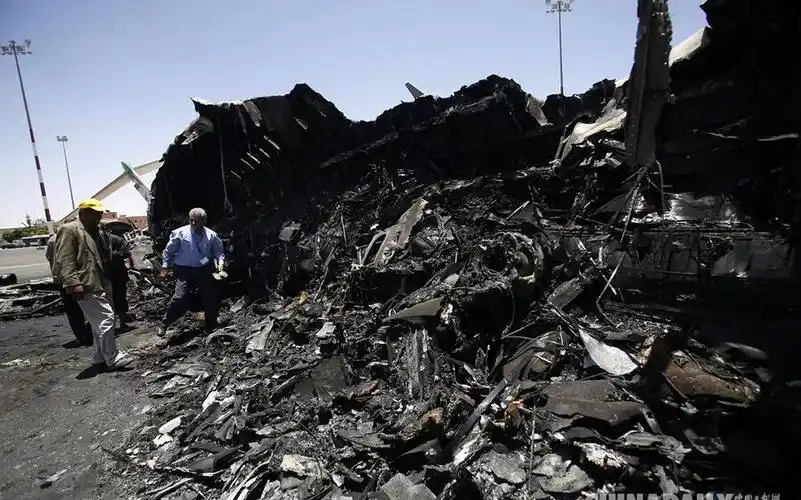 空袭行动导致也门felix航空公司的一架民用飞机起火,另有一架货机