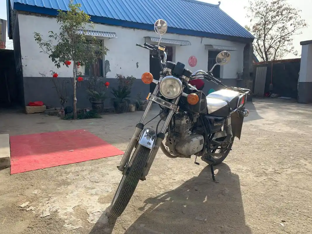 豪爵铃木 gn125h 复古摩托车 老家的豪爵铃木摩托车,08年买的,现在看