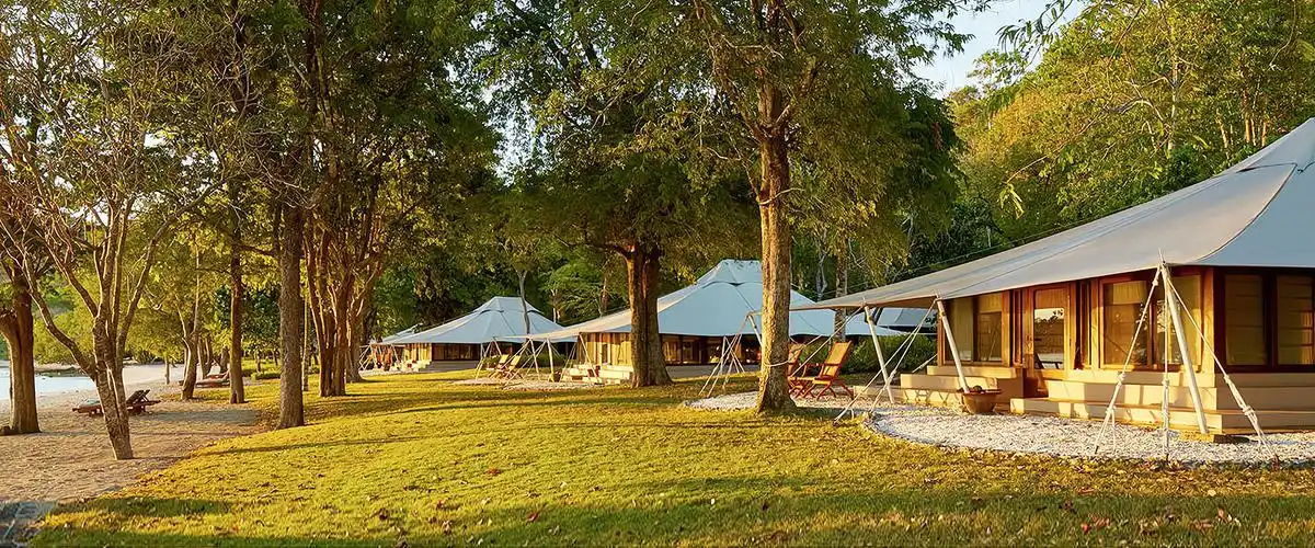 古风木饰墙柱,以古中国天圆地方之理念,古代建筑之风格,现代帐篷之