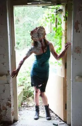 暴殄天物貌美超模变成重口丧尸拍游戏写真