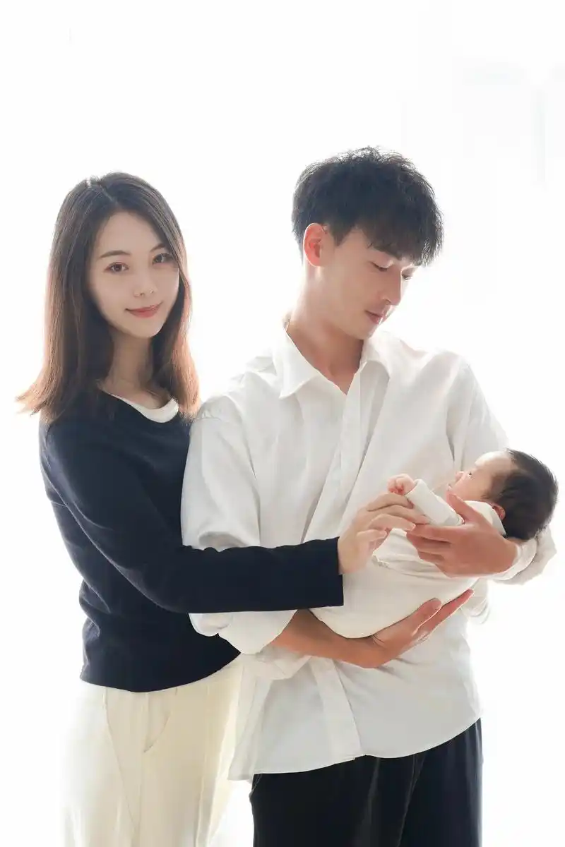 亲子写真 #宝宝满月照   愿我的宝贝无疾无忧,平安喜乐 - 抖音