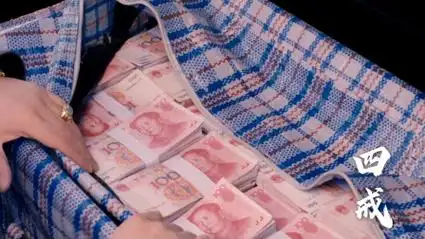 四戒:富豪用蛇皮袋装五百万坐出租车,司机还说袋子脏