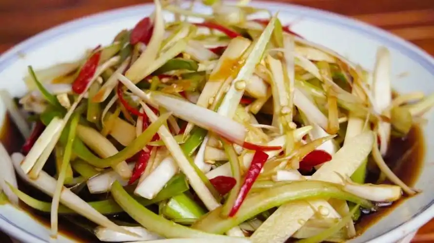 一盘清凉爽口的凉拌大葱开胃下饭香辣又入味吃一口真解馋