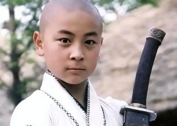 35岁释小龙72岁洪金宝2代功夫巨星聚会吃饭现状迥然令人唏嘘