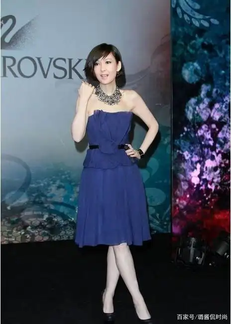 "不老女神"周慧敏,一字肩连衣裙优雅大气,齐刘海却难掩老态!