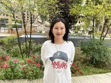 张璐璐玛尼坚入职以来从不会说汉语,懵懂无知的毛头小子成为了一名