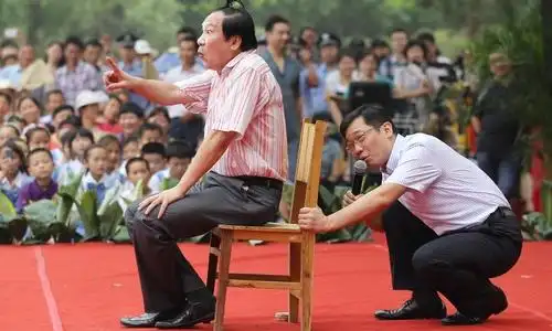 6月14日,本土笑星大兵,赵卫国在表演双簧.