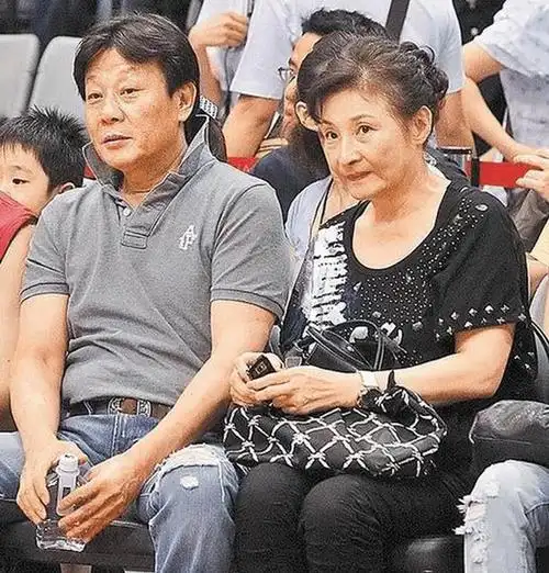 36岁星二代痛恨父亲娶2个老婆,坦言不想生在这种家庭,太痛苦了