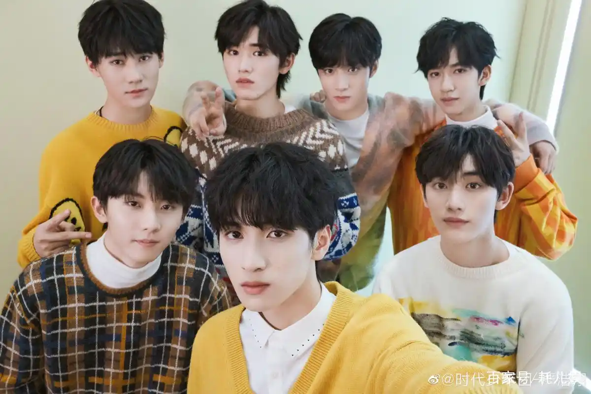 tnt时代少年团纪念出道2周年,晒各自c位大合照,有两人文案类似