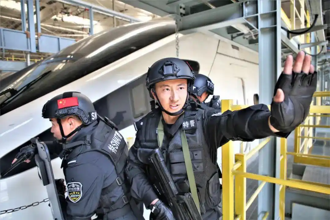 帅!呼和浩特铁路公安特警实战大练兵,多图燃爆来袭!-中国长安网