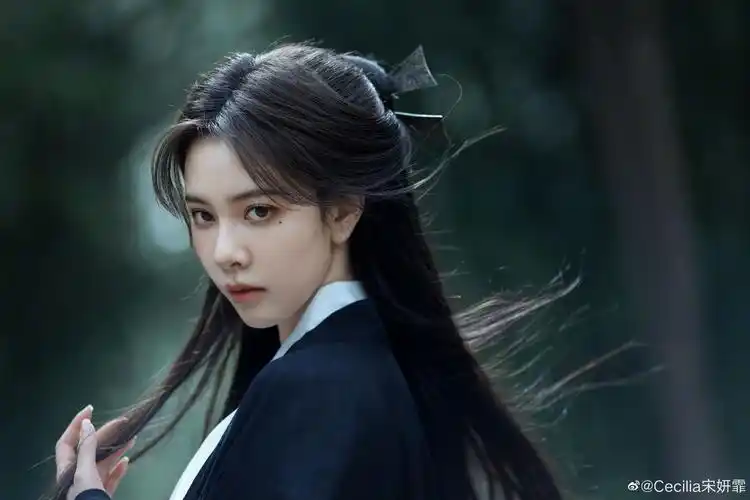 黑衣执伞,又清冷又酷飒的侠女来啦!