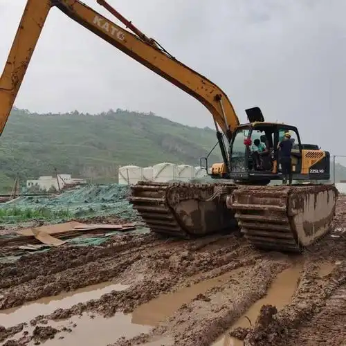 清淤设备挖机是一种用于清理河道,水道,湖泊等水域淤泥深度的专用设备