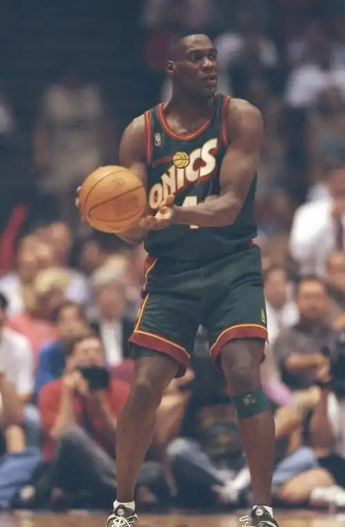 肖恩坎普挑战乔丹就像一个小孩挑衅校园恶霸