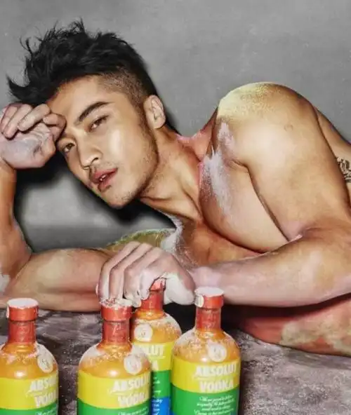 樊野男模最新露肉大片下面鼓鼓大包很诱人星座