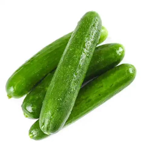 白底上放着新鲜水果黄瓜