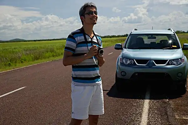 男人,拿着,相机,靠近,道路,汽车,背景