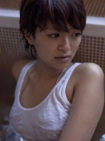 今年23岁的日本当红女星荣仓奈奈下个月26日,将阔别五年推出全新写真