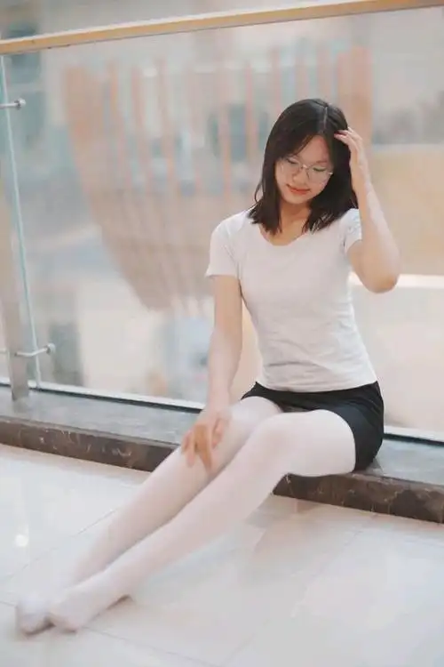 黑色短裙与白色连裤袜:揭秘治愈系女生的魅力世界
