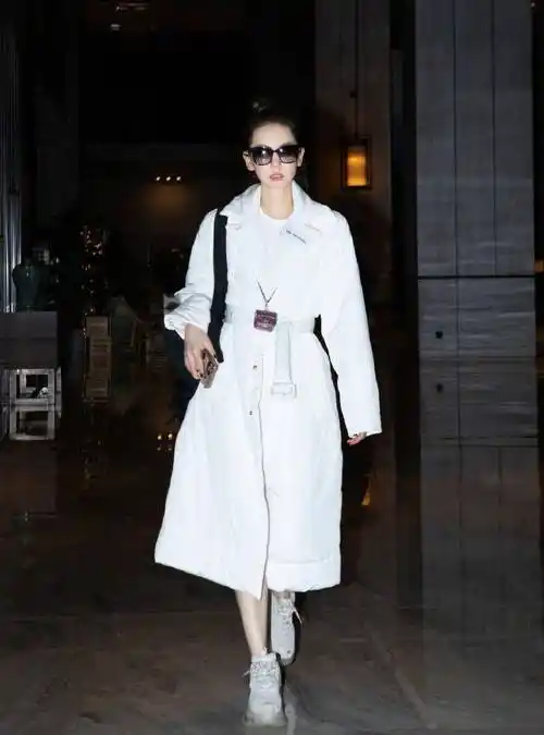 戚薇穿风衣露长腿,娇好身材一览无遗,网友表示太美_黑色_感觉_时尚