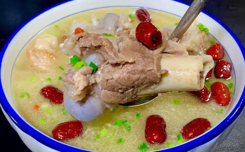 炖骨头汤,牢记"两放2不放"的诀窍,汤甜肉香不油腻,营养美味