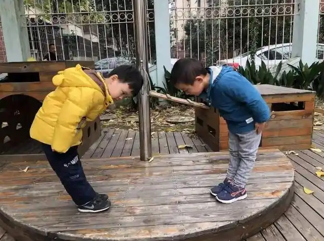 男孩核酸检测后,向医生鞠躬致谢获称赞,有礼貌的孩子自带光芒