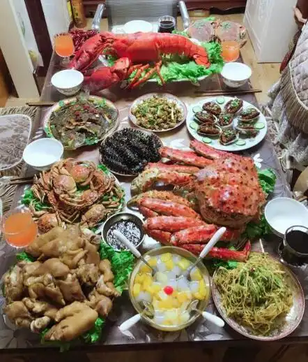 这一桌海鲜大餐,一看就不是普通家庭