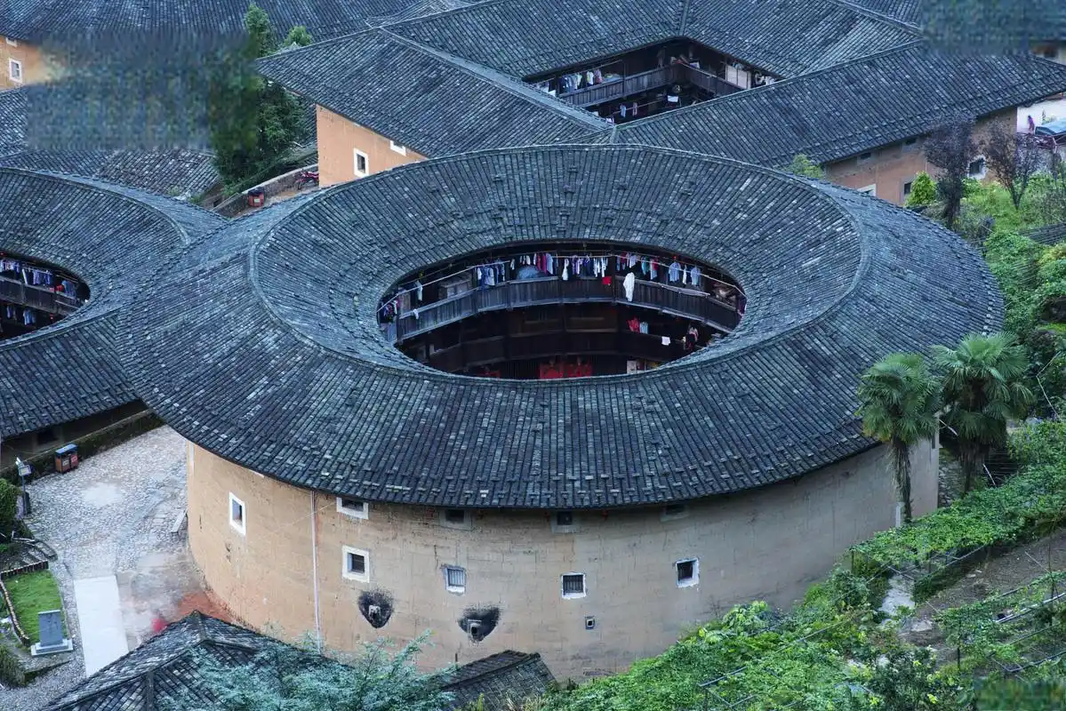 福建土楼游览攻略 福建土楼作为中国传统民居建筑的代表之一,以其独特