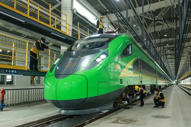 "fxd3j-0222动力车,右雨刮器盖板安装完毕,cr200j3-b1068集中动力动车