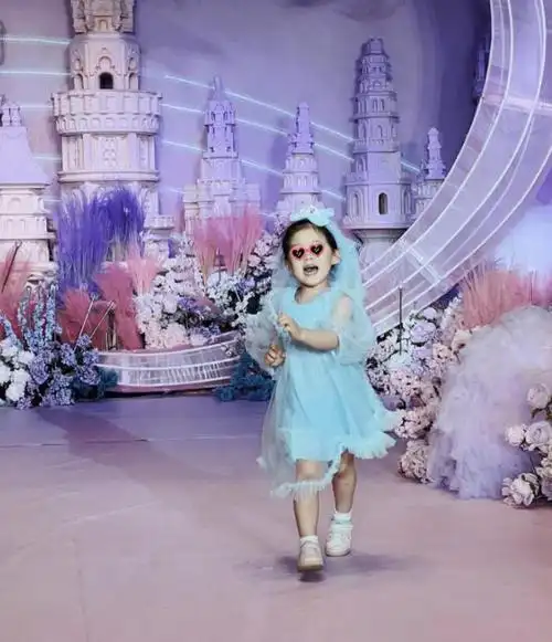 向佐一家参加好友婚礼,小奶皇开心激动,郭碧婷穿着简