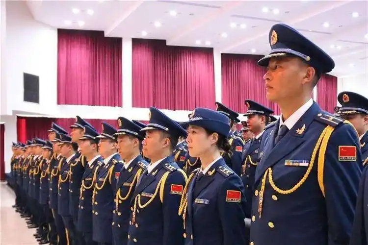 空军部队组织军官晋衔仪式,美丽军嫂为丈夫授衔