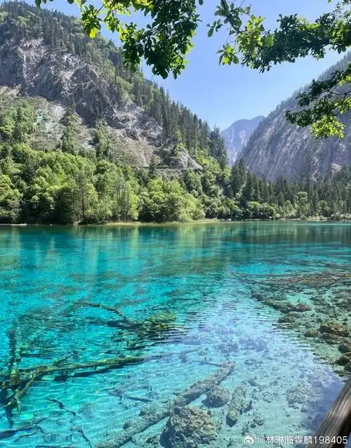 位于四川省阿坝藏族羌族自治州,是世界自然遗产,国家aaaaa级旅游景区