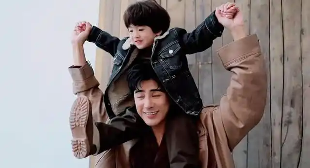 没孩子的晒父亲,有孩子的晒和孩子的合照,姜潮也已经是两个孩子的爸爸