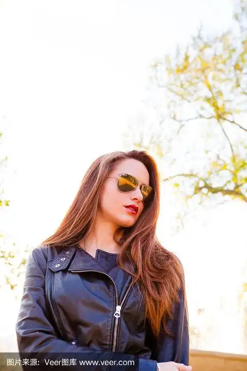 戴墨镜的美女