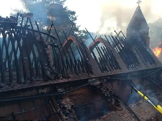 英国17岁少年纵火烧毁200年老教堂