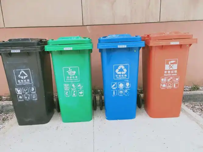 学校按照规定在校园显眼处摆放四色垃圾桶,进行垃圾分类.