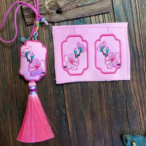 做香包,香囊,饰品用的绣片辅料 是刺绣图案花纹 的布料,是做香包,香囊