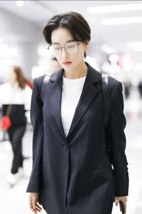 话题女王张馨予短发造型配眼镜真有点斯文败类的感觉