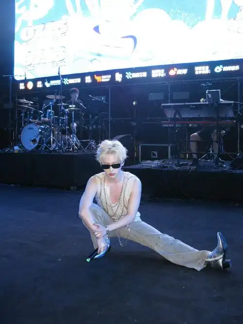 周震南终于把头发撩起来了##周震南音乐节金发造型