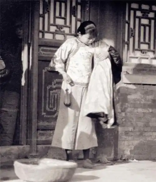 一百年前的清朝姑娘,也有人说图3是古代真实魏璎珞的样子!如何?