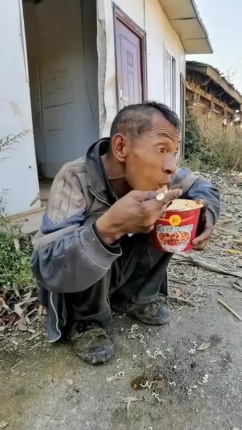 这是村里的傻子,不管红事白事都会主动去帮忙,一盒泡面就能打发走