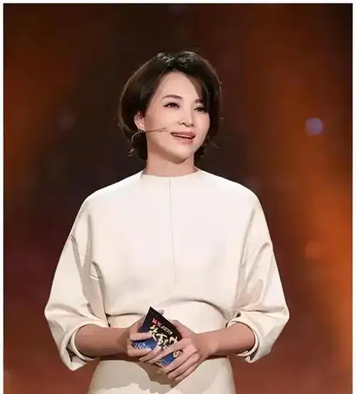 央视女神归来董卿再登主持岗引得万众狂欢