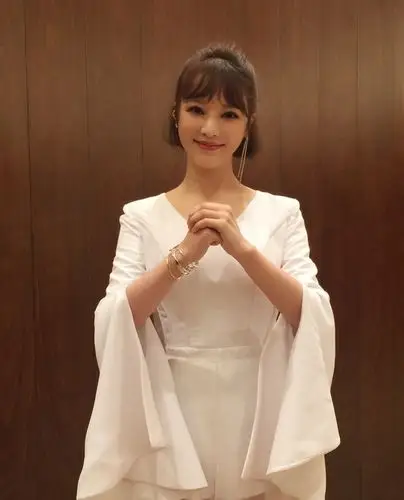 胡蝶,中央电视台美女主持人,才华与美貌并重,穿搭优雅秀丽