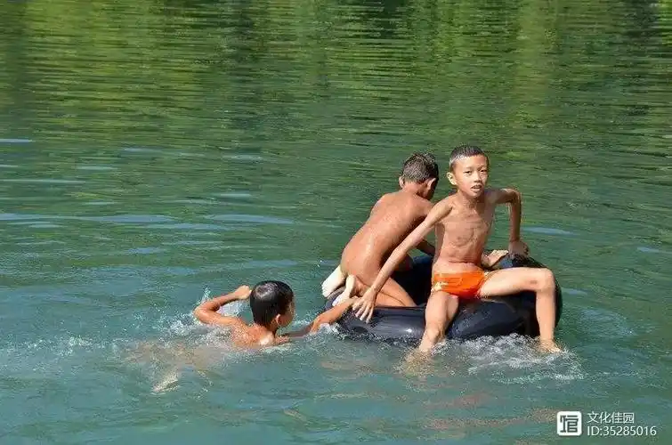 童年趣事戏水