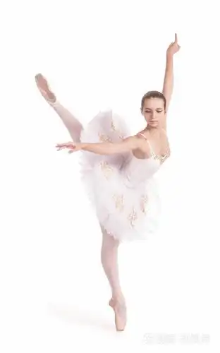 芭蕾舞女演员在白色短裙
