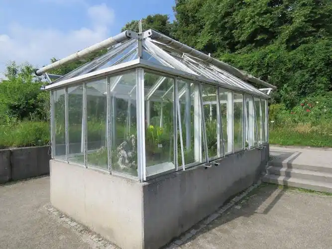 图七:小型玻璃温室.