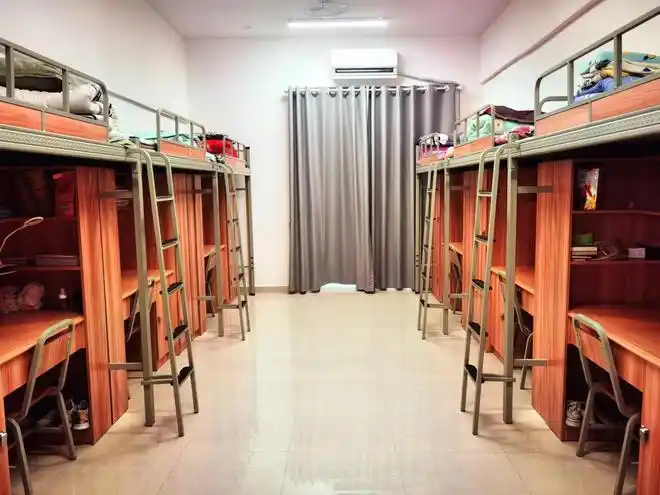 走进女生宿舍枕月轩,宿舍阿姨笑脸盈盈地为记者开门,颇为自豪地说:"