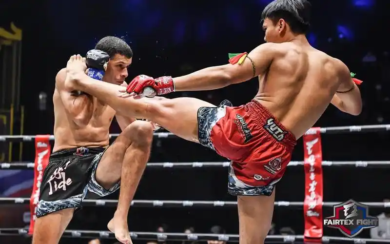 极限泰拳60公斤级泰国选手帕拉特vs墨西哥选手胡安·冈萨雷斯_哔哩