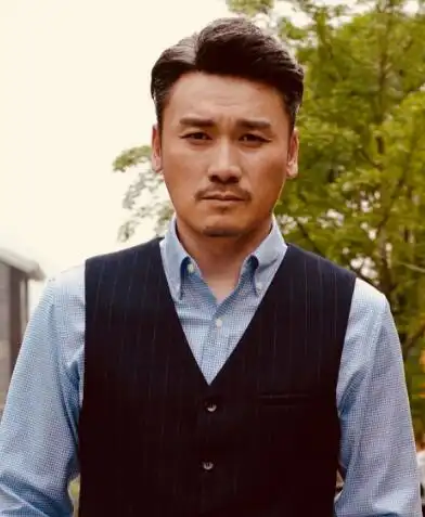 四爷的扮演者是演员周铁,周铁参演过很多影视作品,像是《警察故事2013