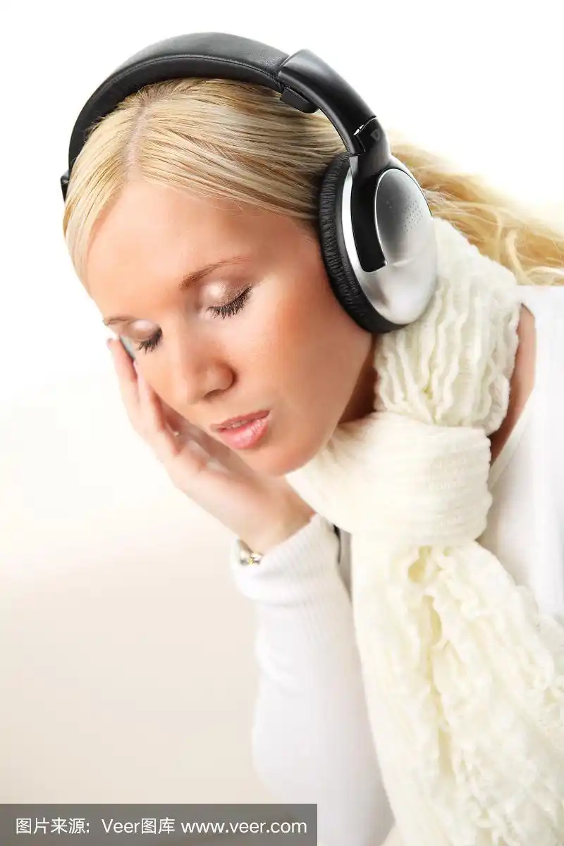 戴着耳机的美女肖像.