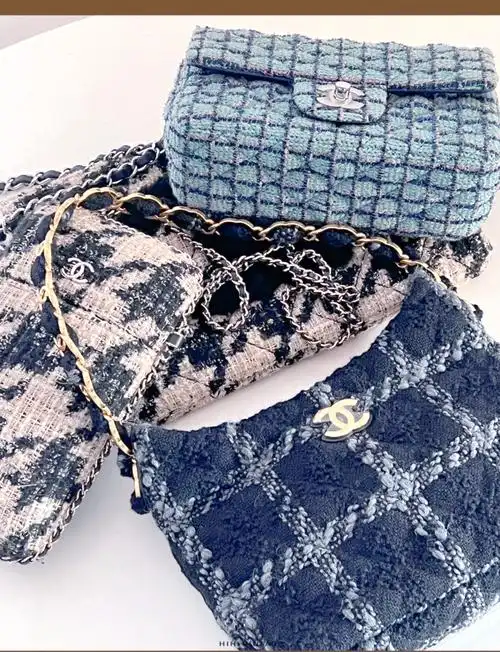 秋日视觉盛宴:香奈儿粗花呢包包的魅力